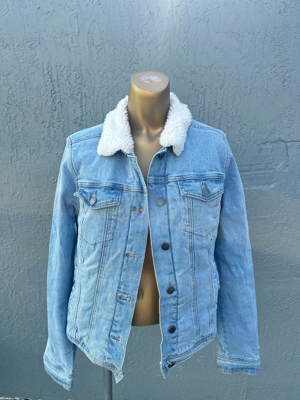 Universal Thread Sherpa Lined Denim Jacket Light Wash Blue Women’s Size M